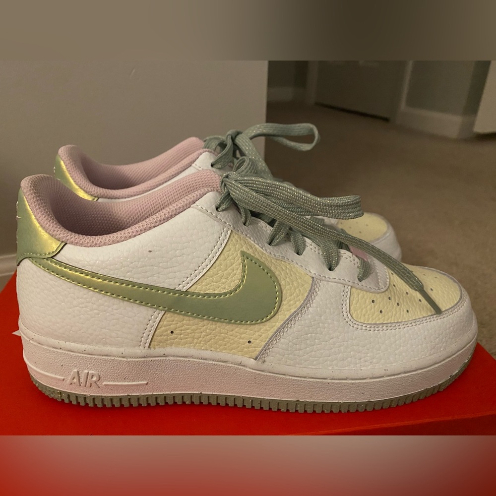 Women’s Nike sneakers